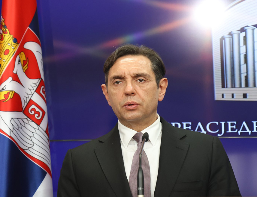 БЕОГРАД, 16. МАРТА /СРНА/ - Потпредсједник Владе Србије Александар Вулин рекао је да се у БиХ према Републици Српској води политика која хоће да је затре и коју баш брига какве ће посљедице то изазвати, али је нагласио да је Србија ту да заштити своју Српску.