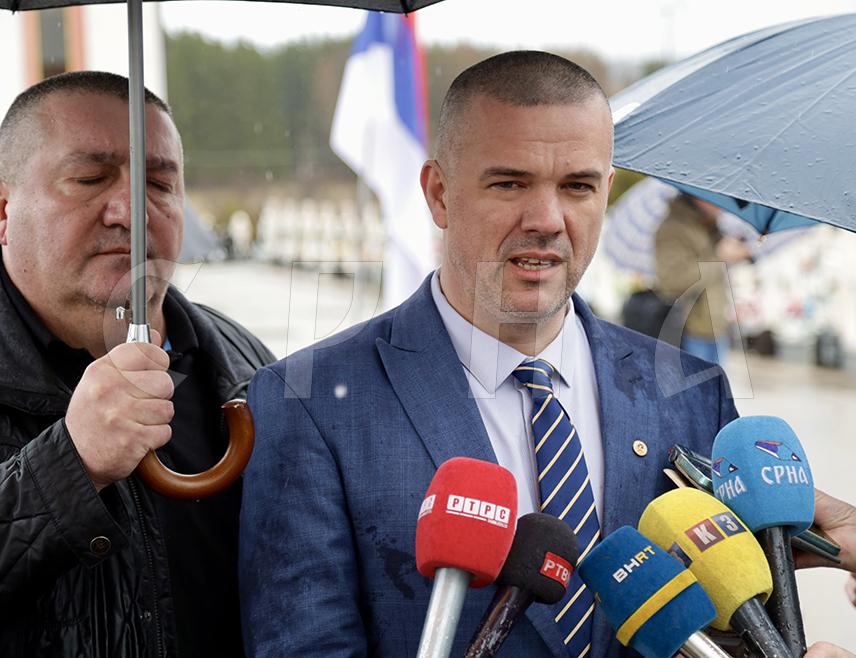 СОКОЛАЦ, 16. МАРTА /СРНА/ - Велика је жртва коју су сарајевски Срби дали за Републику Српску и они су њени хероји Републике Српске, поручено је данас на Сокоцу, гдје је обиљежено 29 година од егзодуса 120.000 сарајевских Срба.