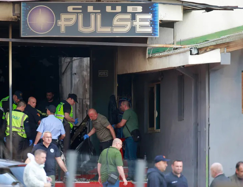 СКОПЉЕ, 16. МАРТА /СРНА/ - Двадесетак људи, међу којима су организатори концерта и власник дискотеке "Пулс" у Кочанима, приведено је због трагедије у Кочанима у којој је у великом пожару смртно страдало 59 људи, више од 150 је повријеђено, а 22 повријеђених је у критичном стању.