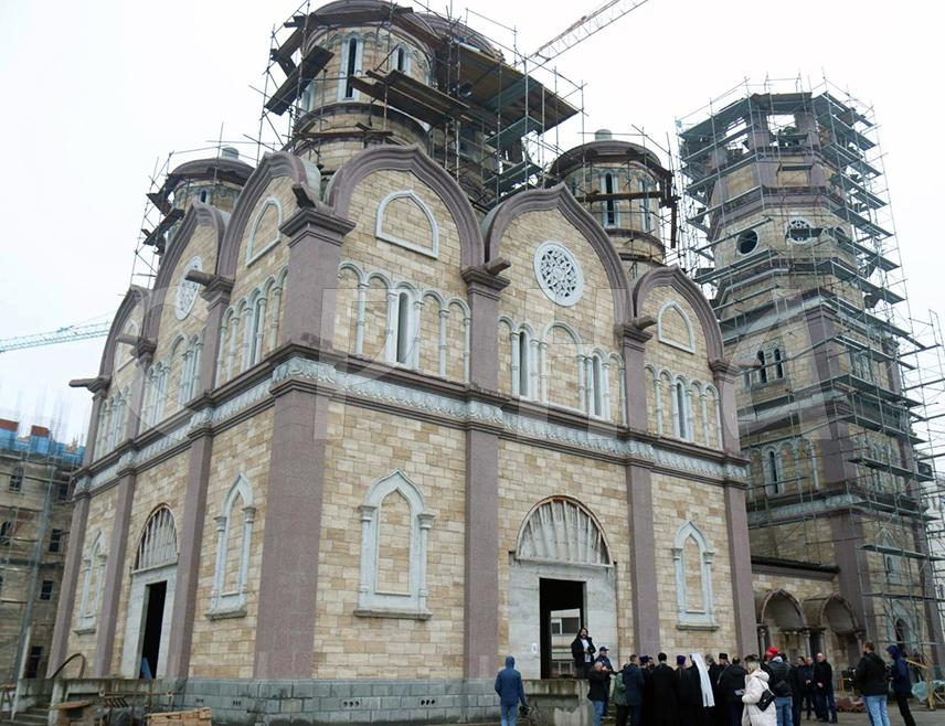 МОСКВА, 17. МАРТА /СРНА/ - Храм у част Светих царских мученика Романових у Бањалуци биће завршен овог љета и представљаће највиши вјерски објекат у овом граду и његову визиткарту, рекао је директор Центра класичне и традиционалне ахитектуре Московског архитектурног института Алексеј Капустин и најавио да је у плану изградња српског-руског храма и у Источном Сарајеву.