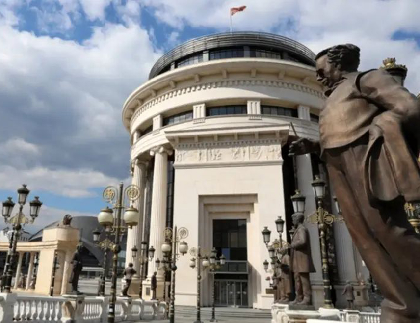 СКОПЉЕ, 17. МАРТА /СРНА/ - У оквиру истраге пожара у дискотеци у Кочанима, гдје је погинуло 59 људи, македонско првосуђе саслушало је више од 20 лица, а за 11 тужилаштво покренуло истражни поступак.