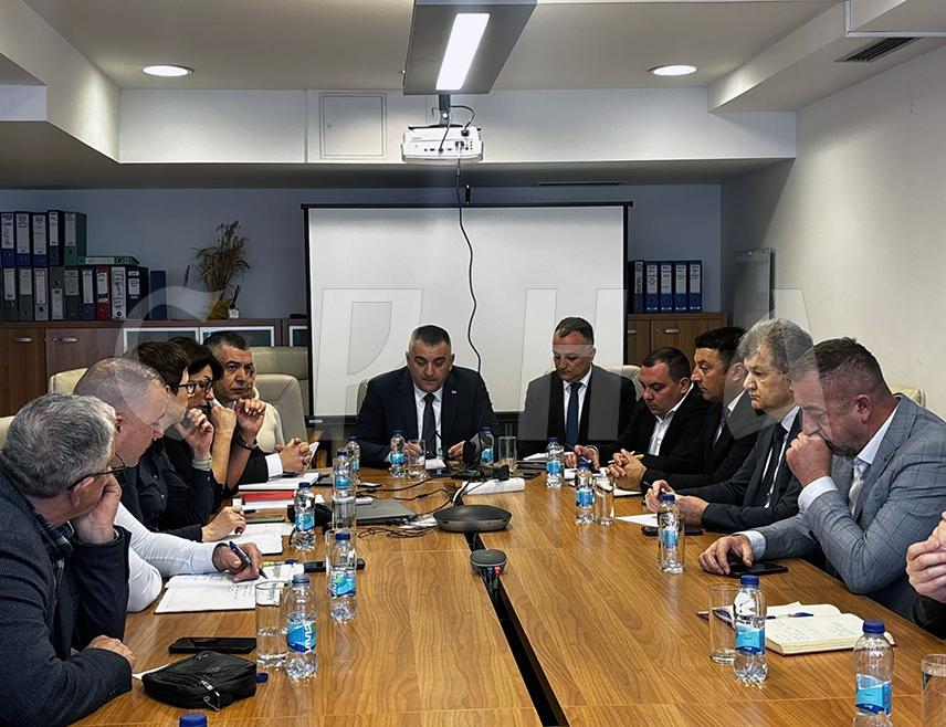 БАЊАЛУКА, 17. МАРТА /СРНА/ - Министар пољопривреде, шумарства и водопривреде Републике Српске Саво Минић најавио је данас да ће бити формиран тим стручњака који ће дјеловати у случају појаве болести слинавке и шапа код папкара, као и да ће бити спроведене превентивне мјере.