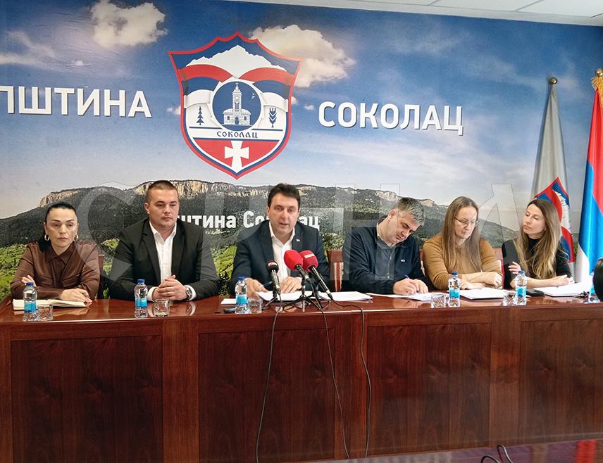 СОКОЛАЦ, 17. МАРTА /СРНА/ - Општина Соколац поднијела је кривичне пријаве против неколико запослених у предузећима чији је оснивач ова локална заједница због лажног представљања и бројни злоупотреба општинских података, рекао је начелник Страхиња Башевић.