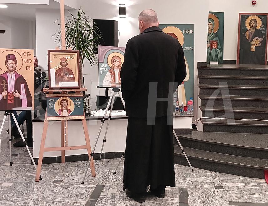 ИСТОЧНО САРАЈЕВО, 17. МАРТА /СРНА/ - Изложба иконописа под називом "Да се не заборави", поводом обиљежавања 21 године од погрома Срба на Косову и Метохији, отворена је вечерас у Источном Сарајеву.
