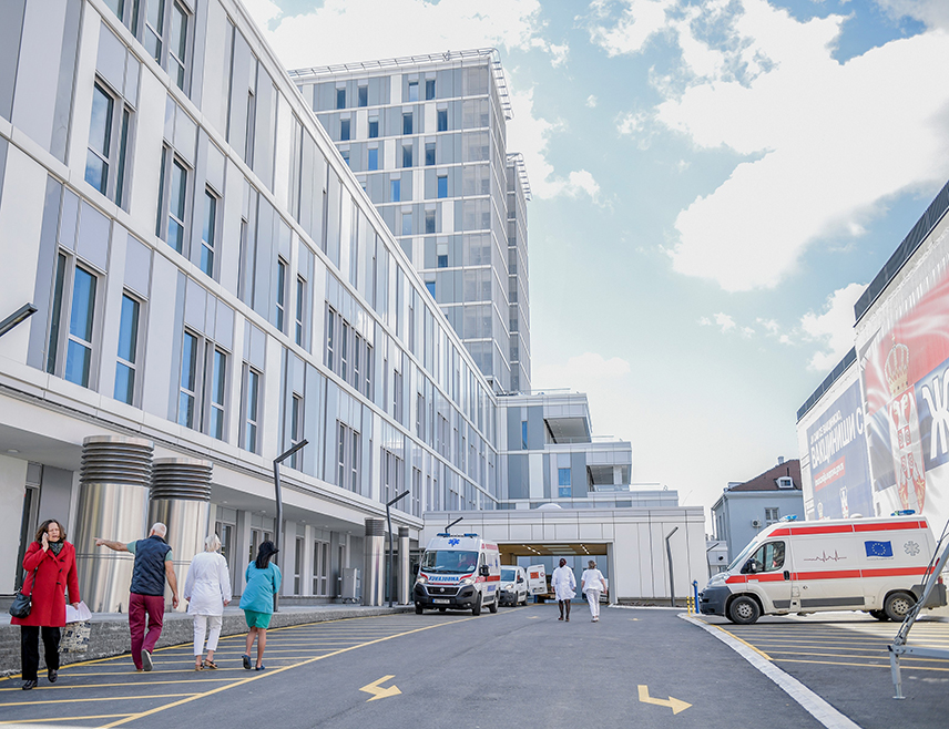 БЕОГРАД, 18. МАРТА /СРНА/ - У Ургентном центру у Београду тренутно се налази 17 повријеђених у пожару у Сјеверној Македонији, од којих је четворо на респиратору, изјавио је директор Клинике за опекотине Клиничког центра Србије Милан Стојичић.