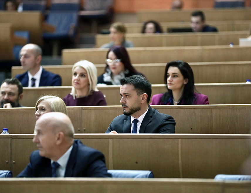 САРАЈЕВО, 18. МАРТА /СРНА/ - Сједница Представничког дома Парламентарне скупштине биће настављена данас у 12.30 часова, а не у 13.00 часова, како је првобитно било најављено, саопштено је из Парламентарне скупштине БиХ.