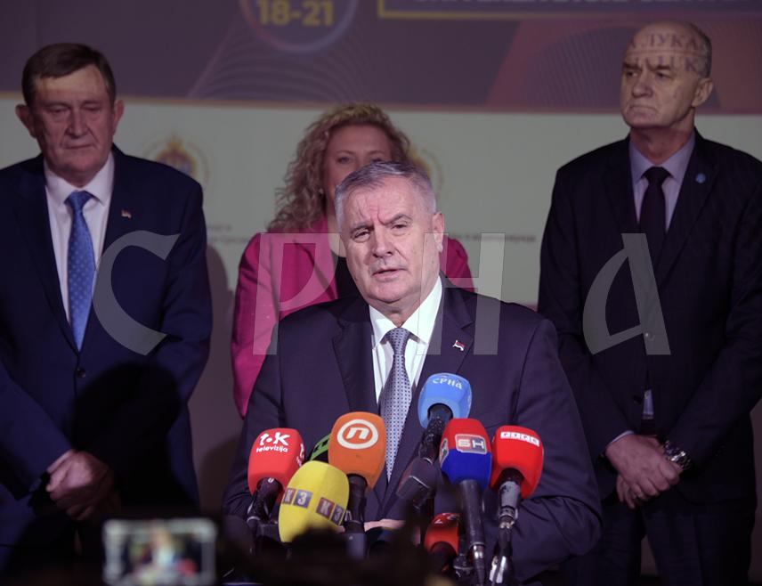 БАЊАЛУКА, 18. МАРТА /СРНА/ - Предсједник Владе Републике Српске Радован Вишковић рекао је да оваква БиХ наноси немјерљиву финансијску штету Српској, првенствено због блокирања пројеката и пласирањем неистина које не одговарају стварном стању, јер су видљиве инвестиције у бројним локалним заједницама.