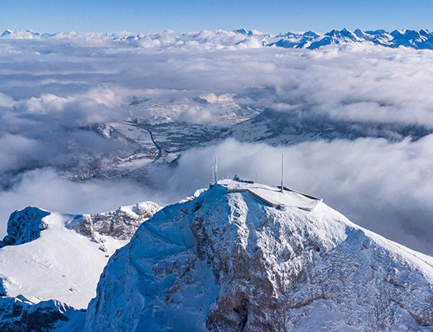 ЖЕНЕВА, 18. МАРТА /СРНА/ - Најмање троје људи погинуло је у паду малог авиона у подручју Алпа на југоистоку Швајцарске, саопштила је полиција.