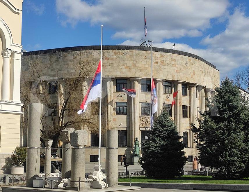 БАЊАЛУКА, 18. МАРТА /СРНА/ - На институцијама Републике Српске у Бањалуци заставе су спуштене на пола копља поводом Дана жалости због трагедије у Кочанима у Сјеверној Македонији.
