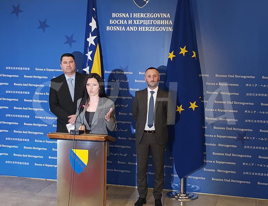 САРАЈЕВО, 18. МАРТА /СРНА/ - Шеф Клуба посланика СНСД-а у Представничком дому Парламентарне скупштине БиХ Сања Вулић изјавила је да су се на данашњој сједници овог дома колеге из странака "тројке", а и СДА,  показале као тешке кукавице и поданици јер нису имали храбрости да се боре за дејтонску БиХ у којој нико, осим Парламентарне скупштине, не може доносити законе.