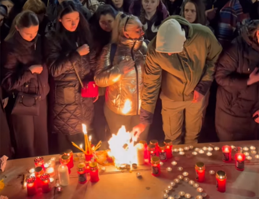 СКОПЉЕ, 18. МАРТА /СРНА/ - Грађани Сјеверне Македоније вечерас одали почаст 16-минутним ћутањем на Тргу Македонија у Скопљу, у знак сјећања на жртве трагедије у Кочанима.