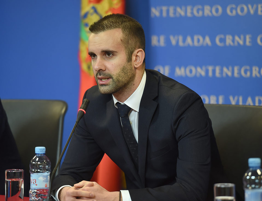 ПОДГОРИЦА, 19. МАРТА /СРНА/ - Ако постоје свједочанства о логору "Лора" у Сплиту, онда се не може говорити о томе да није постојао, нити занемарити свједочења о црногорским држављанима који су тамо заробљени и убијени, а ти случајеви никад нису процесуирани, саопштено је из кабинета премијера Црне Горе Милојка Спајића.