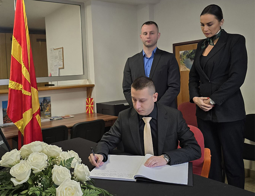 САРАЈЕВО, 19. МАРТА /СРНА/ - Замјеник министра одбране у Савјету министара Александар Гогановић уписао се данас у књигу жалости у просторијама Амбасаде Сјеверне Македоније у Сарајеву,  поводом трагедије која је ову пријатељску земљу задесила 16. марта.