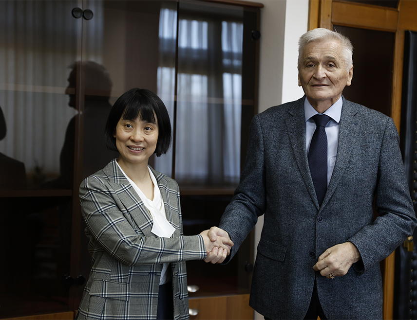 САРАЈЕВО, 19. МАРТА /СРНА/ - Предсједавајући Дома народа Парламентарне скупштине БиХ Никола Шпирић и кинески амбасадор у БиХ Ли Фан сагласили су се данас у Сарајеву да је политички дијалог кључно рјешење за сва неразумијевања, уз поруку да Кина даје пуну подршку миру и стабилности у БиХ.