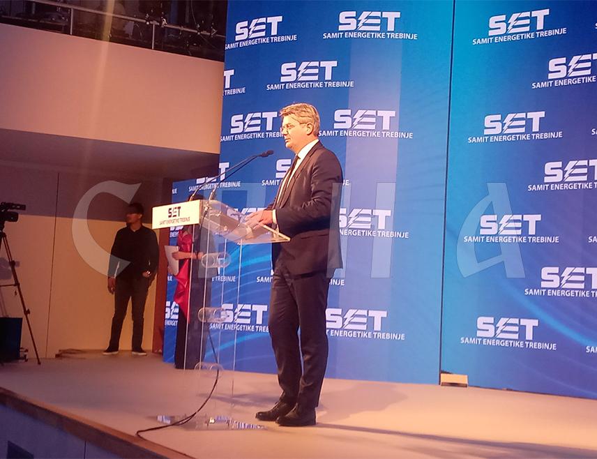 TРЕБИЊЕ, 19. МАРTА /СРНА/ - Присуство представника Енергетске заједнице на "Самиту енергетике Tребиње" /СЕТ/ потврда је великог интересовања за даља улагања у енергетски сектор БиХ, поручио је данас директор Секретаријата Енергетске заједнице Артур Лорковски.