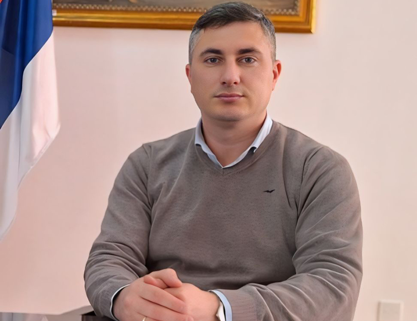 ТРНОВО, 19. МАРТА /СРНА/ - Вршилац дужности директора Завода за запошљавање Републике Српске Дамјан Шкипина боравио је данас у Трнову гдје је обишао реновирани биро рада, те истакао да му је циљ да обиђе све бирое и филијале и у разговору са радницима чује које су њихове потребе.