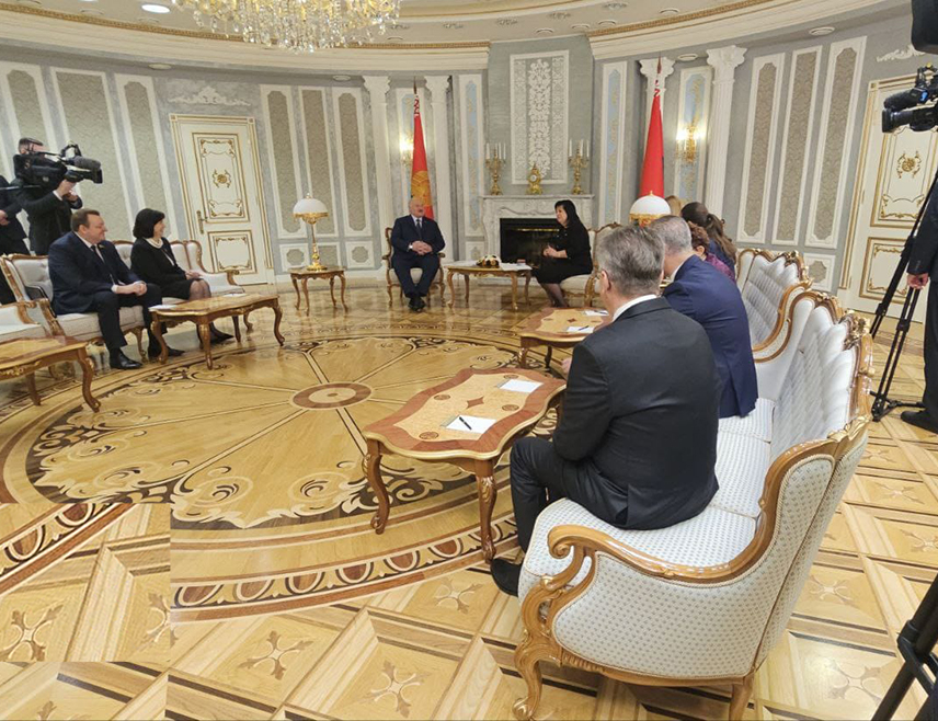 МИНСК, 20. МАРТА /СРНА/ - Делегација Републике Српске предвођена предсједавајућом Вијећа народа Сребренком Голић састала се данас у Минску са предсједником Бјелорусије Александром Лукашенком.