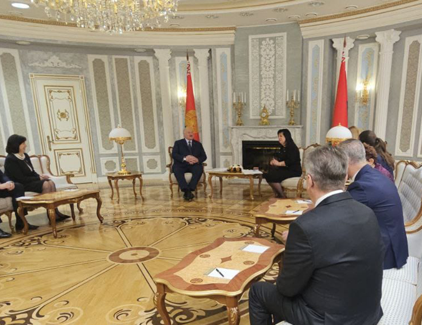 МИНСК, 20. МАРТА /СРНА/ - Бјелорусија је спремна да у складу са својим могућностима подржава и помаже Републику Српску, рекао је данас бјелоруски предсједник Александар Лукашенко на састанку са делегацијом из Српске коју предводи предсједавајућа Вијећа народа Сребренка Голић.