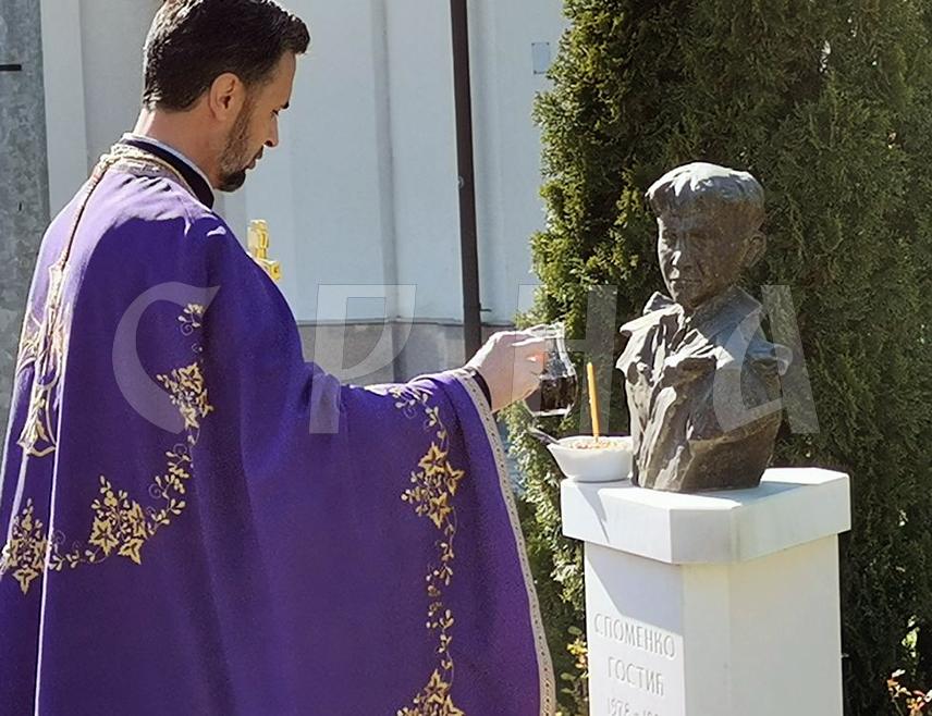 ДОБОЈ, 20. МАРТА /СРНА/ - У порти Спомен-храма Рођења Пресвете Богородице у Добоју данас је служен помен најмлађем одликованом борцу Војске Републике Српске Споменку Гостићу који је погинуо на данашњи дан прије 32 године на озренско-маглајском ратишту.