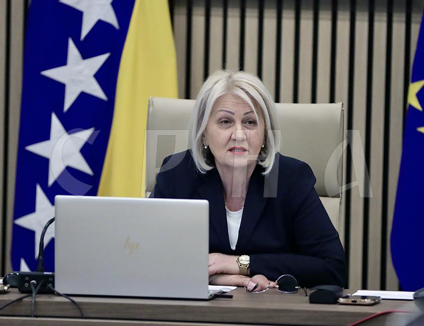 САРАЈЕВО, 20. МАРТА /СРНА/ - Савјет министара није данас на ванредној сједници постигао сагласност да разматра информацију о ситуацији у Агенцији за истраге и заштиту /Сипа/ чији је саставни дио био и приједлог за разрјешење директора Агенције Дарка Ћулума, који је поднио оставку, те именовање новог, рекла је предсједавајућа Савјета министара Борјана Кришто.