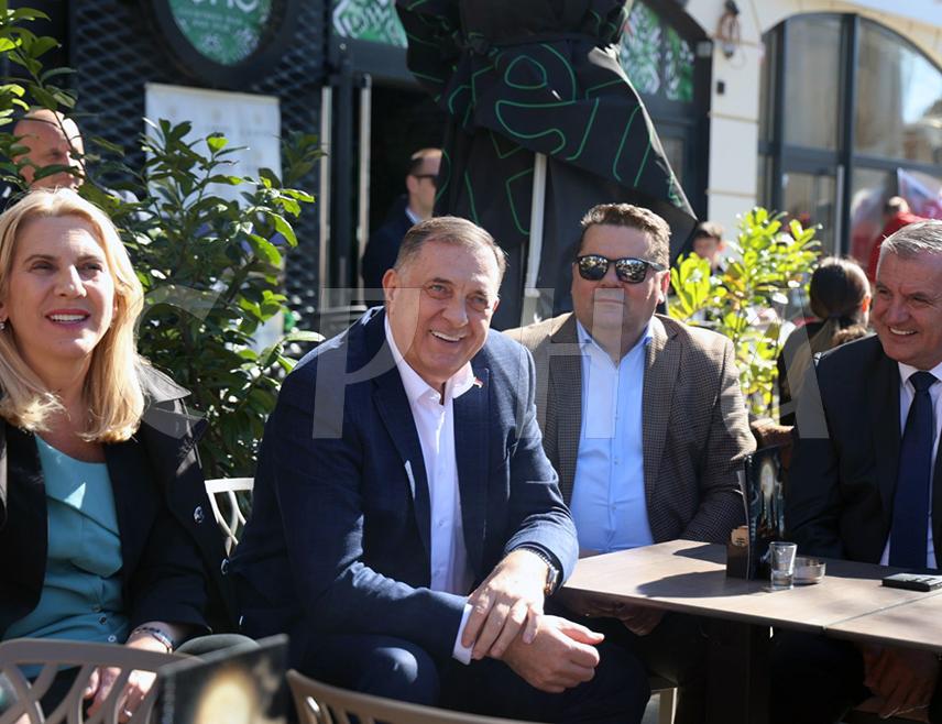 БАЊАЛУКА, 20. МАРТА /СРНА/ - Предсједник Републике Српске Милорад Додик разговарао је данас са најближим сарадницима у угодној атмосфери једног бањалучког угоститељског објекта.