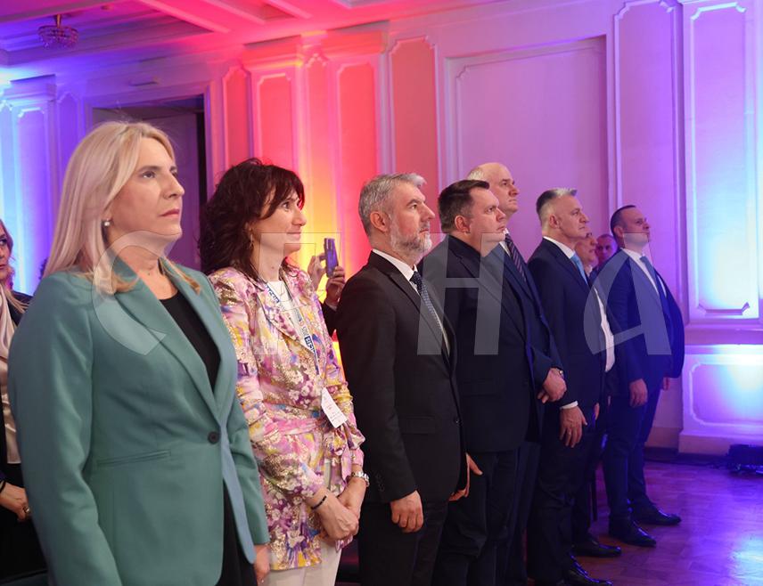 БАЊАЛУКА, 20. МАРТА /СРНА/ - У Бањалуци је данас отворен дводневни конгрес 34. огранка Америчког колеџа кардиолога за Србију и Републику Српску, којем присуствује и српски члан и предсједавајућа Предсједништва БиХ Жељка Цвијановић.