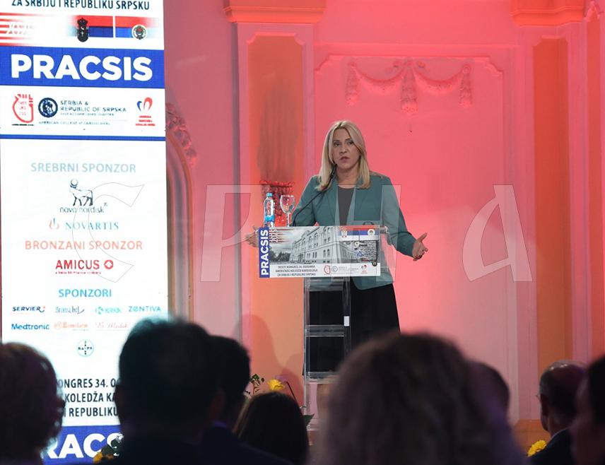 БАЊАЛУКА, 20. МАРТА /СРНА/ - Српски члан и предсједавајућа Предсједништва БиХ Жељка Цвијановић рекла је да је поносна на чињеницу да је Влада Републике Српске у континуитету улагала у здравство, омогућавала увијек боље услове рада, као и едукацију здравствених радника у иностранству.