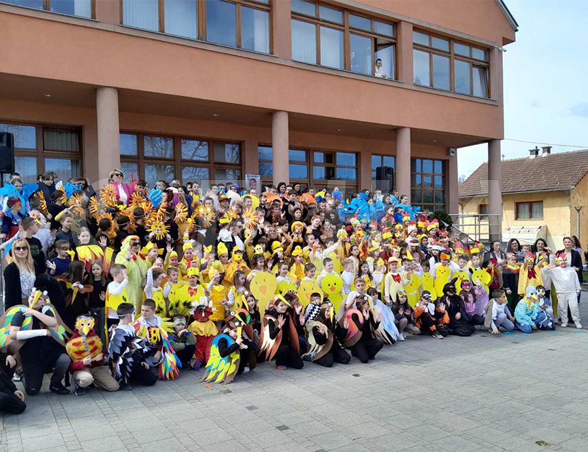 МРКОЊИЋ ГРАД, 21. МАРТА /СРНА/ - Са Трга Петар Први Карађорђевић Мркоњић у Мркоњић Граду данас је поздрав прољећу упутило 220 ученика Основне школе "Иван Горан Ковачић" у склопу манифестације "Карневал животиња у сусрет прољећу".