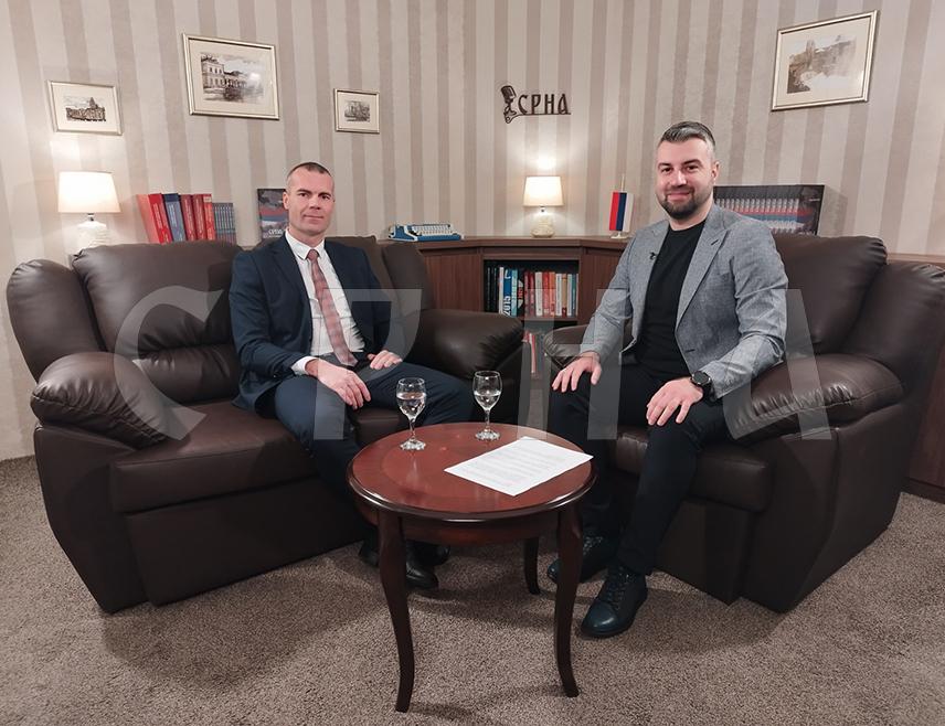 БАЊАЛУКА, 22. МАРТА /СРНА/ - Начелник Јединице за високотехнолошки криминалитет Управе криминалистичке полиције Министарства унутрашњих послова /МУП/ Републике Српске Оливије Зимоња оцијенио је за Срну да родитељи морају увести више контроле када је ријеч о коришћењу паметних телефона код дјеце, јер се излажу опасности на интернету, а отвара се и могућност за почињење других кривичних дјела над њима.