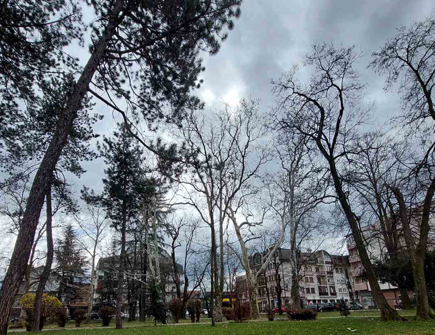 САРАЈЕВО, 15. МАРТА /СРНА/ - У Републици Српској и Федерацији БиХ сутра ће бити умјерено до претежно облачно, топло и вјетровито вријеме са максималном температуром од 10 до 23 степена Целзијусова.