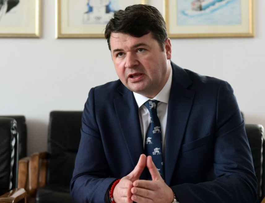 БАЊАЛУКА, 22. МАРТА /СРНА/ - Професор на Правном факултету Универзитета у Београду Владан Петров рекао је Срни да БиХ може изаћи из кризе путем легалних и легитимних правних политичких средстава, као и да је потребно вратити се духу и суштини Дејтонског мировног споразума, односно договору о будућности између релевантних фактора.