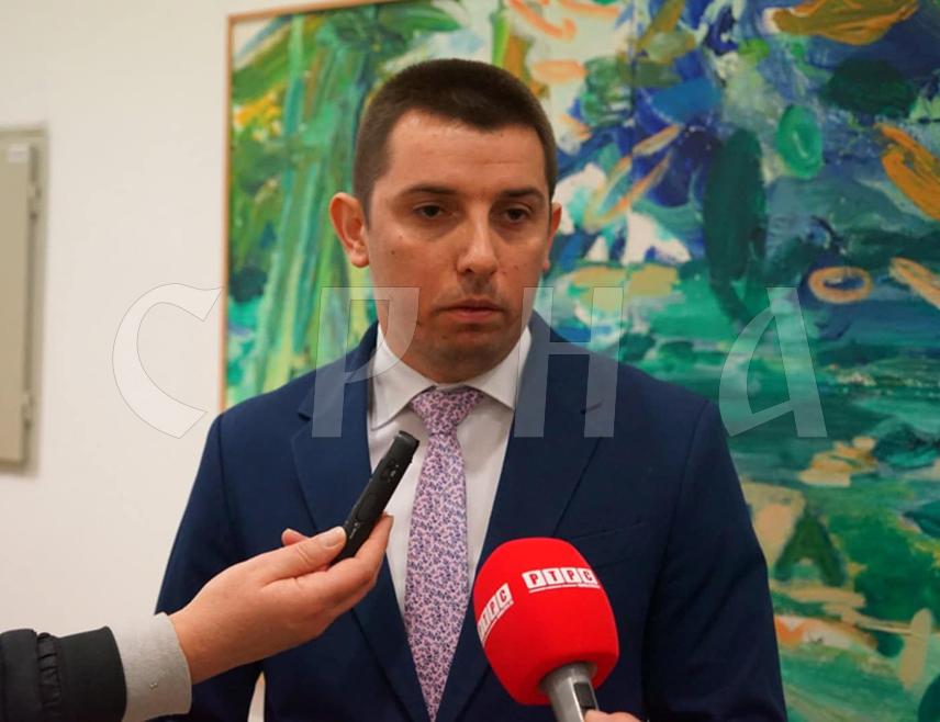 НОВИ ГРАД, 21. МАРТА /СРНА/ - Министар трговине и туризма Републике Српске Денис Шулић изјавио је да је Кристијан Шмит изјавом "да једна особа не може да одлучује" описао своје понашање у БиХ, на шта Српска указује од како је дошао.