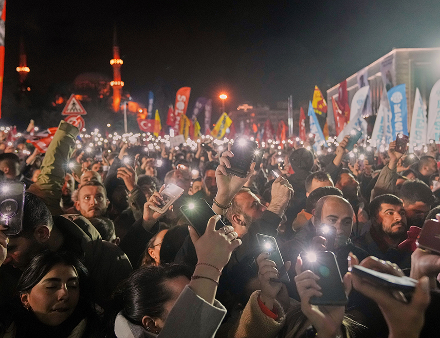 АНКАРА, 22. МАРТА /СРНА-Ројтерс/ - Турске власти привеле су 343 особе током ноћашњих протеста у неколико градова поводом притварања градоначелника Истанбула Екрема Имамоглуа, саопштило је Министарство унутрашњих послова.