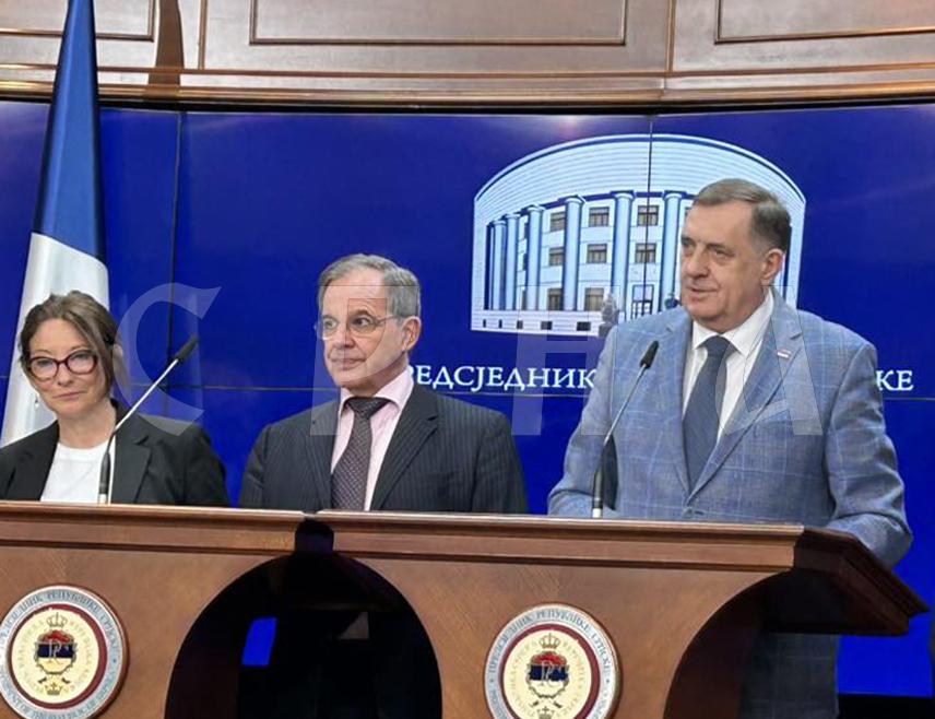 БАЊАЛУКА, 22. МАРТА /СРНА/ - Предсједник Републике Српске Милорад Додик поручио је данас да је Република Српска сигурна и обезбиједила је предуслове за своје финансијско кретање, те ради све у складу са законима.