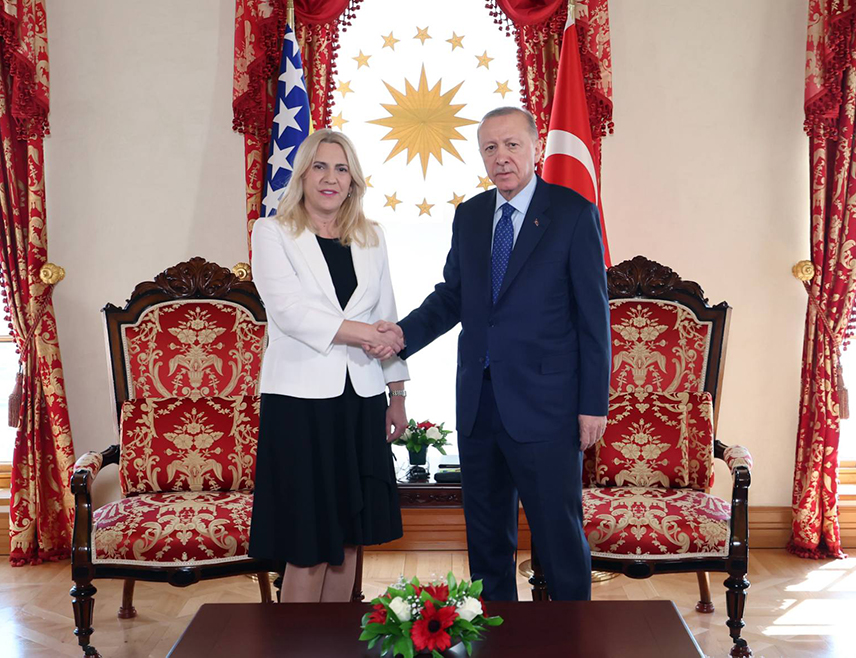 ИСTАНБУЛ, 22. МАРТА /СРНА/ - Српски члан и предсједавајућа Предсједништва БиХ Жељка Цвијановић истакла је на састанку са предсједником Републике Турске Реџепом Тајипом Ердоганом да се БиХ суочава са највећом кризом од потписивања Дејтонског споразума која је, као и све претходне, индукована нелегалним интервенционизмом странаца у БиХ.