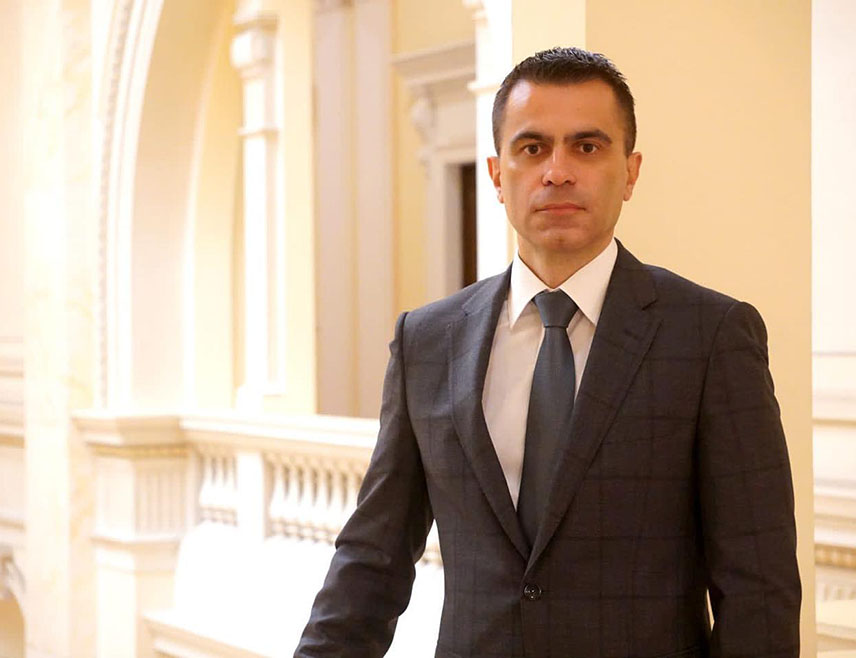 БЕОГРАД, 23. МАРТА /СРНА/ - Mинистaр без портфеља задужен за дијаспору Ђорђе Милићевић осудио је бруталан и безочан напад и покушај убиства Бојана Михајловића, који је стао у одбрану институција у општини Оџаци, те нагласио да сви који мисле да оружјем могу мијењати политичку стварност морају одговарати пред законом.