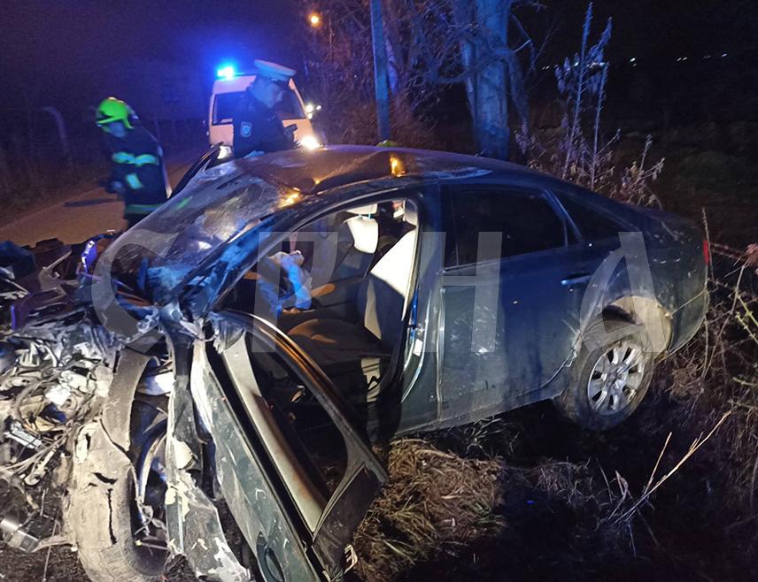 БАЊАЛУКА, 23. МАРТА /СРНА/ - У саобраћајној незгоди која се догодила у бањалучком насељу Лазарево повреде су задобила три лица, возач чији су иницијали Б.П, сувозач С.Д. и путник С.Г, сви из Бањалуке, речено је Срни у Полицијској управи Бањаука.