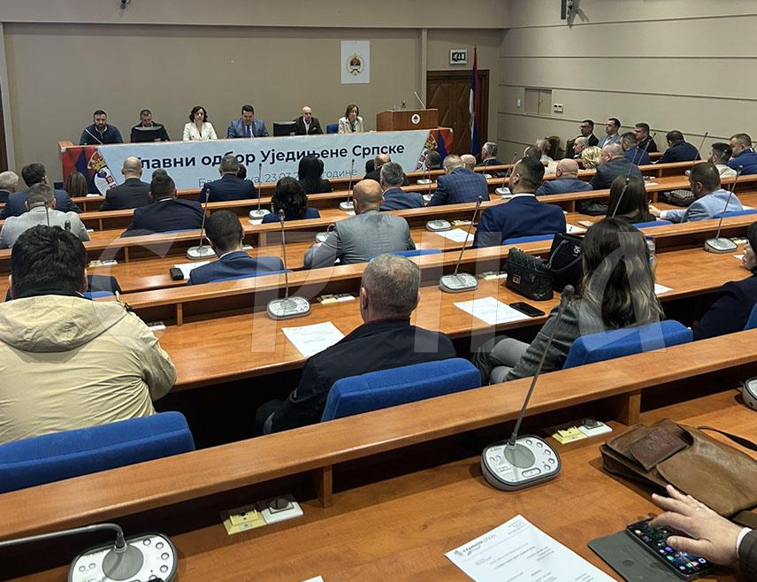 БАЊАЛУКА, 23. МАРТА /СРНА/ - Главни одбор Уједињене Српске донио је данас закључак да треба наставити борбу за уставна права Републике Српске, штитити и ојачати њену позицију у свим сегментима, те се супротставити специјалном хибридном рату против Српске.