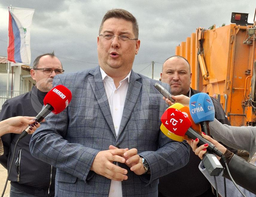 БАЊАЛУКА, 23. МАРТА /СРНА/ - Градоначелник Бањалуке Драшко Станивуковић треба да зна да процјену о ванредној ситуацији доноси Скупштина града, а не градоначелник, изјавио је в.д. директора Комуналног предузећа "Депот" Ратко Јокић, наводећи да је Станивуковић изашао из оквира својих надлежности.