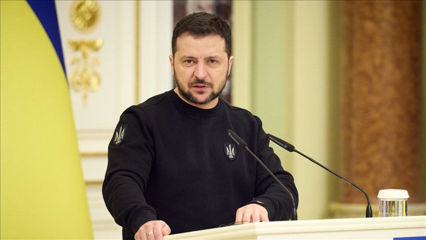 ЊУЈОРК, 24. МАРТА /СРНА/ - Влада украјинског предсједника Владимира Зеленског ће вјероватно ускоро бити смијењена, јер је корумпирана и нема довољну подршку јавности, изјавио је за РИА Новости Џефри Сакс, угледни амерички економиста и професор на Универзитету Колумбија.