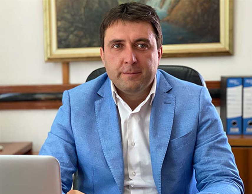 СОКОЛАЦ, 24. МАРТА /СРНА/ - Начелник општине Соколац Страхиња Башевић изјавио је за Срну да док СДС прича о рушењу Владе и ко зна каквим сјенкама и парадржавним структурама, пола странке покупило је ствари и напустило брод који само што није потонуо.