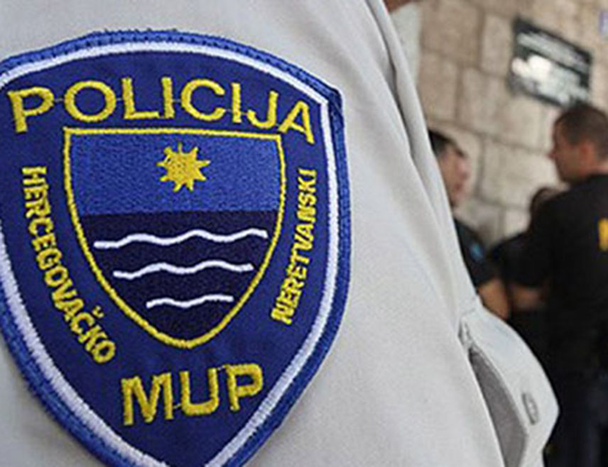 МОСTАР, 25. МАРTА /СРНА/ - Више маскираних мушкараца напали су ученике мостарске Средње машинске школе у овом граду, при чему су повријеђене двије особе, саопштено је данас из Министарства унутрашњих послова /МУП/ Херцеговачко-неретванског кантона.