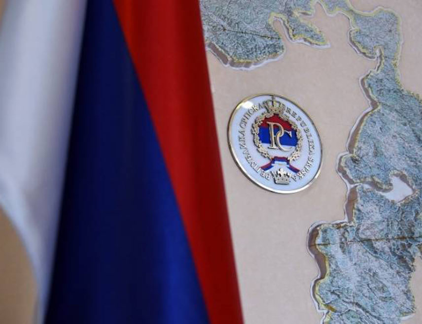 ИСТОЧНО САРАЈЕВО, 25. МАРТА /СРНА/ - Српски амбасадори и генерални конзули БиХ поручили су да министар иностраних послова у Савјету министара Елмедин Конаковић не поштује Устав БиХ, што се видјело кроз његово слање инструкција у ДКП мрежу, избјегавање надлежних амбасадора током посјета само зато што су Срби и неусаглашену комуникацију на међународном плану.