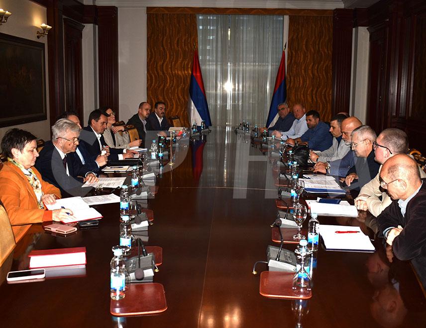 БАЊАЛУКА, 25. МАРТА /СРНА/ - Министар саобраћаја и веза Републике Српске Недељко Чубриловић састао се са представницима штрајкачког одбора, синдиката и Управе "Жељезница", те изразио наду да ће им фебруарска плата бити исплаћена прије најављеног ступања у генерални штрајк 2. априла.