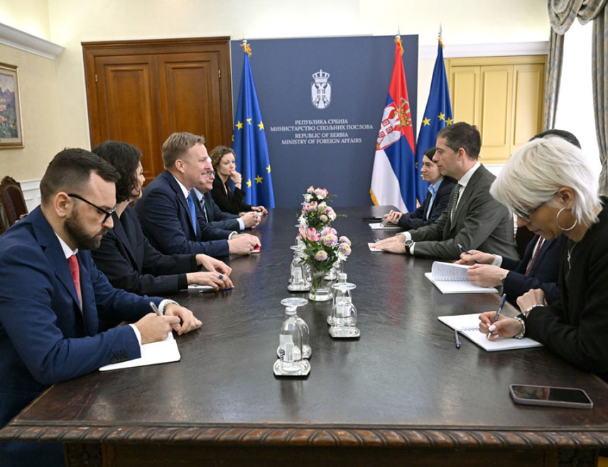 БЕОГРАД, 25. МАРТА /СРНА/ - Министар спољних послова Србије Марко Ђурић рекао је на састанку са специјалним представником ЕУ за дијалог Београда и Приштине Петером Соренсеном да је потребна снажнија улога ЕУ како би дошло до наставка дијалога и проналажења компромисних рјешења.