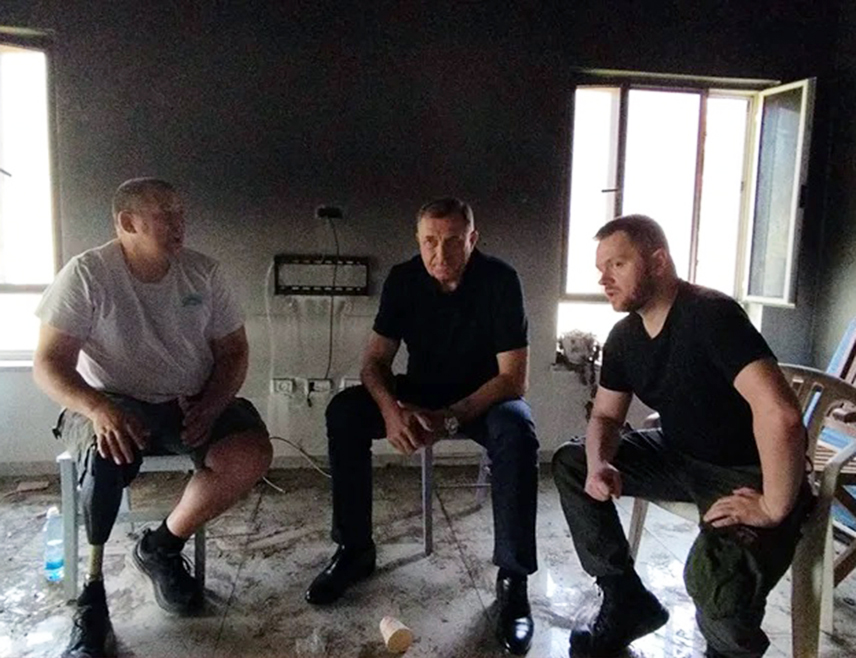 ТЕЛ АВИВ, 26. МАРТА /СРНА/ - Предсједник Републике Српске Милорад Додик стигао је у кибуц Бери гдје га је дочекао Авида Бахар који је у нападу Хамаса изгубио жену и сина.