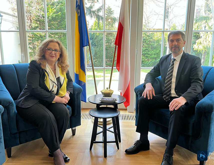 ВАРШАВА, 26. МАРТА /СРНА/ - Амбасадор БиХ у Пољској Ковиљка Шпирић и предсједавајући Представничког дома Парламентарне скупштине БиХ Маринко Чавара истакли су током разговора у Варшави важност подршке те земље БиХ у процесу европских интеграција.