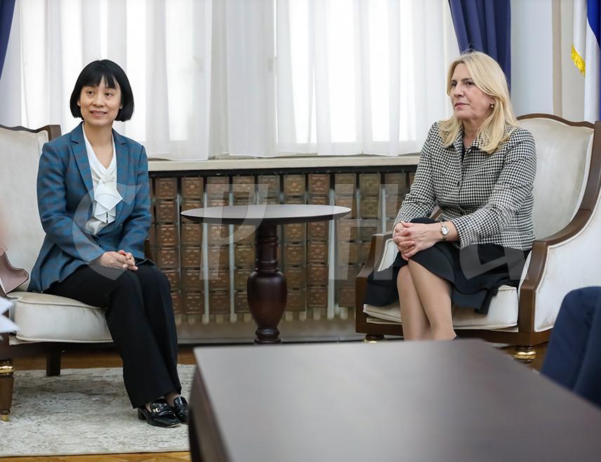 САРАЈЕВО, 26. МАРTА /СРНА/ - Српски члан и предсједавајућа Предсједништва БиХ Жељка Цвијановић упознала је амбасадора Народне Републике Кине у БиХ Ли Фан о ставовима Републике Српске у погледу политичке кризе у БиХ, проузорковане страним интервенционизмом и наметањем одлука нелегитимног високог представника Кристијана Шмита које за циљ имају правосудни прогон легитимно изабраних представника институција Републике Српске.