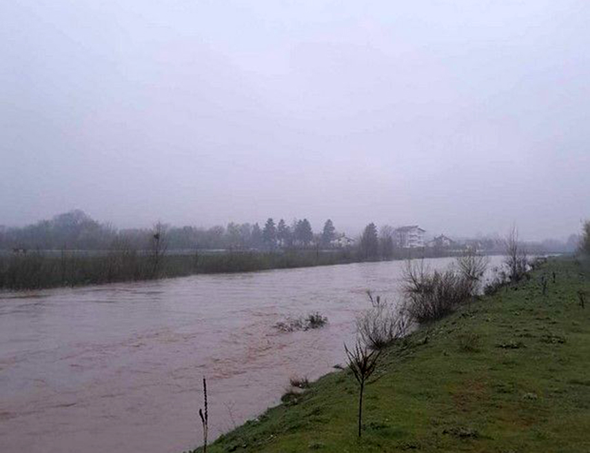 ДОБОЈ, 27. МАРТА /СРНА/ - У Маглају је, због повећаног водостаја ријеке Босне, саобраћај тренутно затворен испод градског моста и подвожњак у Лијешници, саопштено је из Општинске управе.