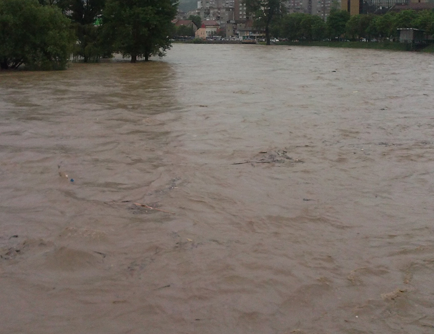 ЗЕНИЦА, 27. МАРТА /СРНА/ - Општина Олово прогласила је први степен одбране од поплава, а једна породица је евакуисана, након што је обилна киша довеладо излијевања ријеке Босне.